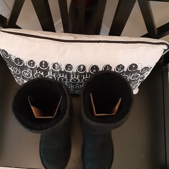 Black Uggs size 5 - Picture 5 of 5